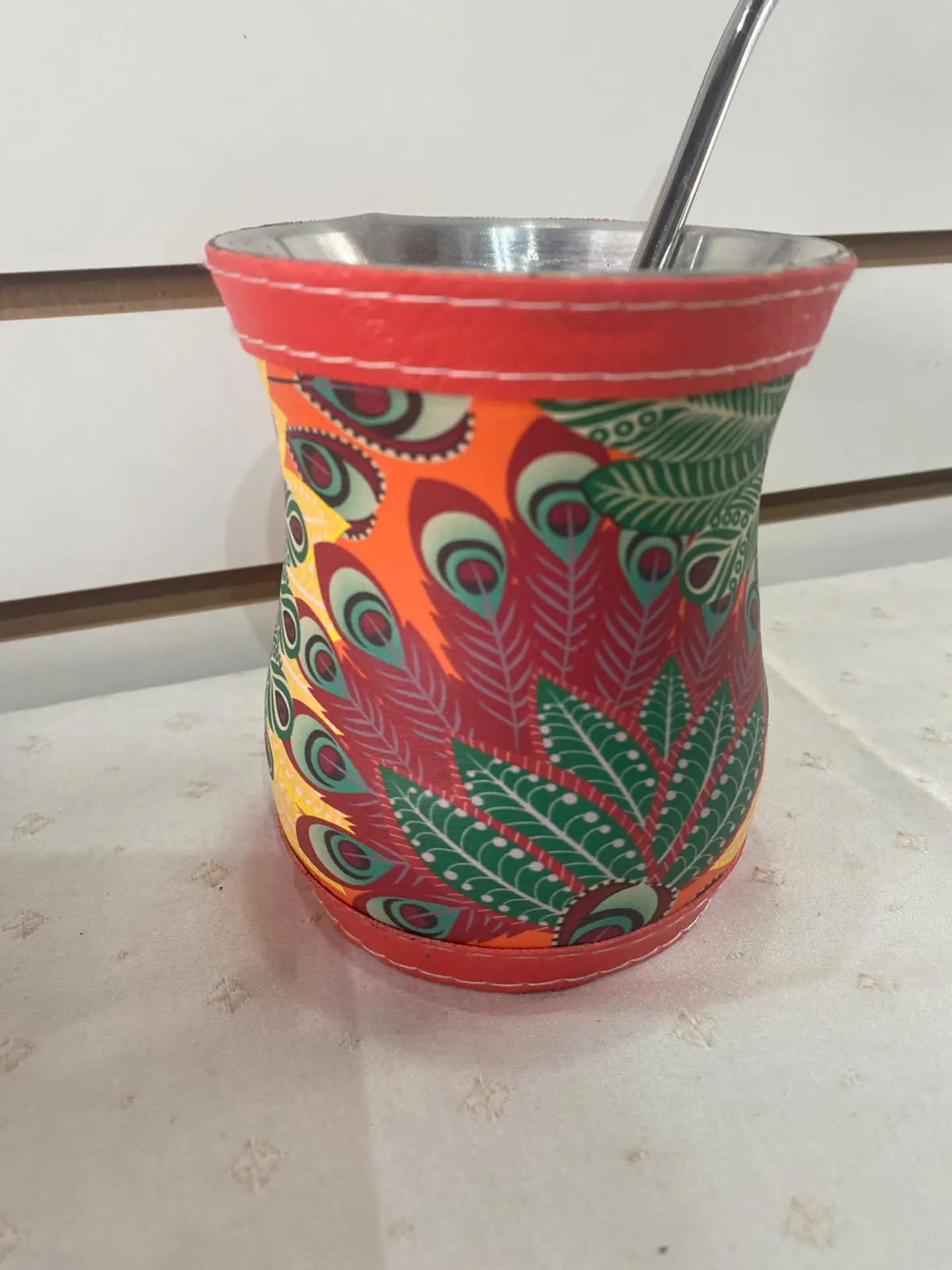 Mate forrado en cuero rojo - Plumas de pavo real 1