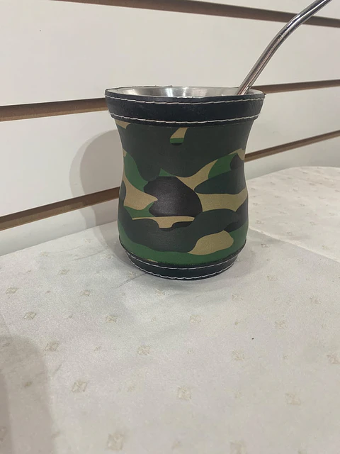 Mate forrado en cuero camuflado con ribete negro