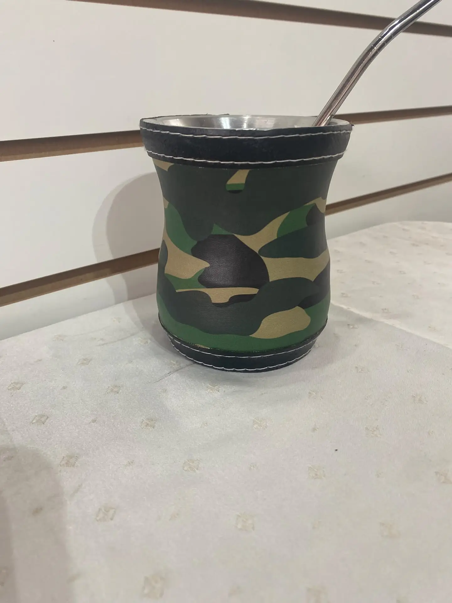 Mate forrado en cuero camuflado con ribete negro 1