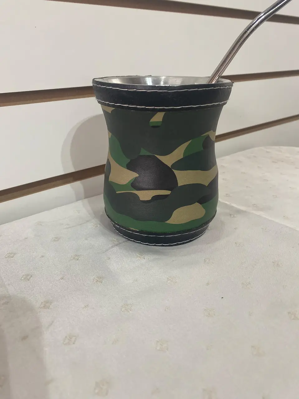 Mate forrado en cuero camuflado con ribete negro 1