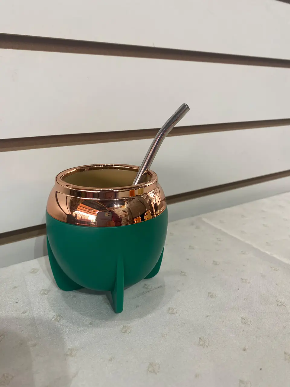 Mate moderno verde con base de patas y borde dorado 1
