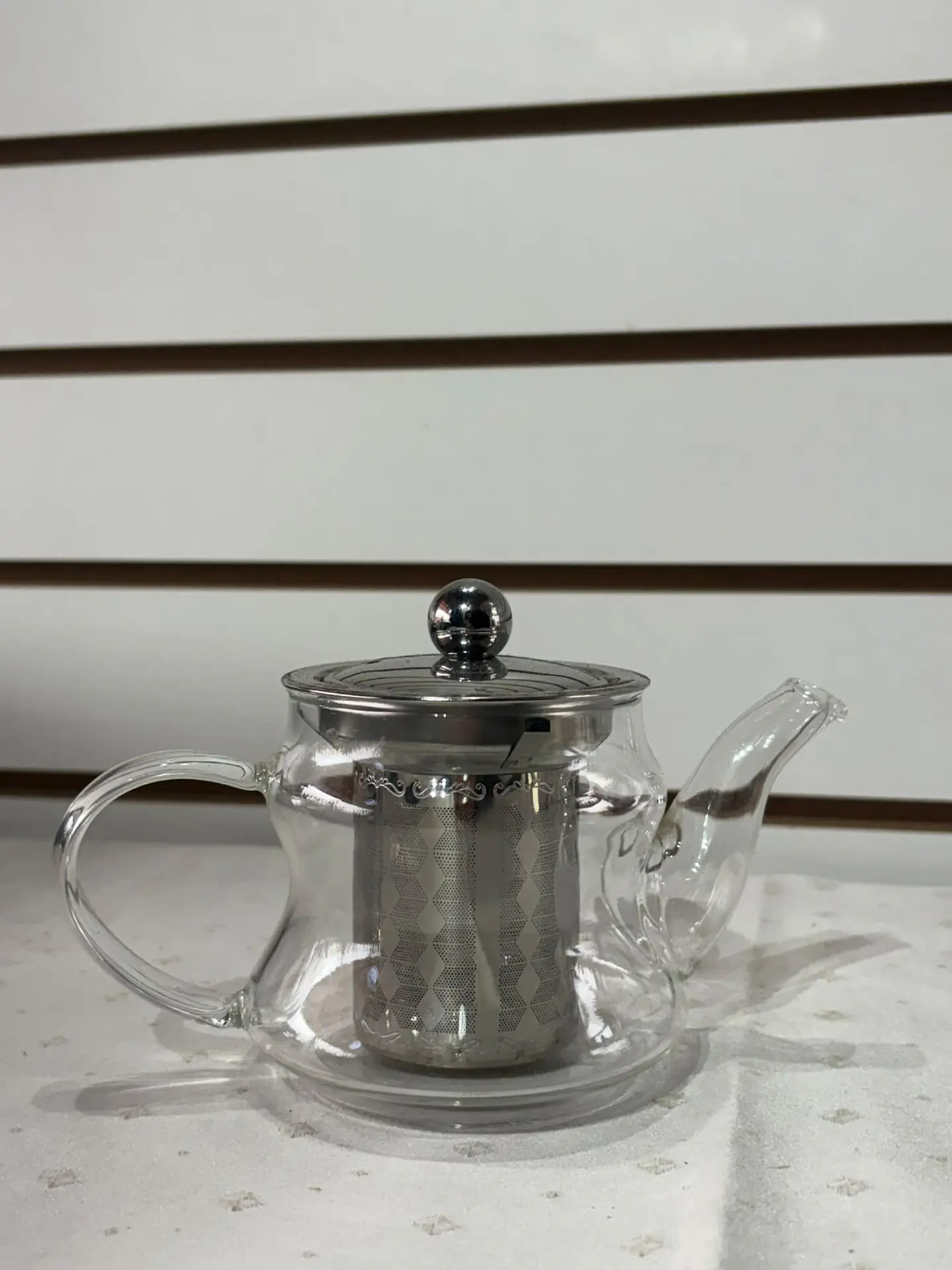 Tetera de vidrio con infusor de acero y mango de vidrio 1
