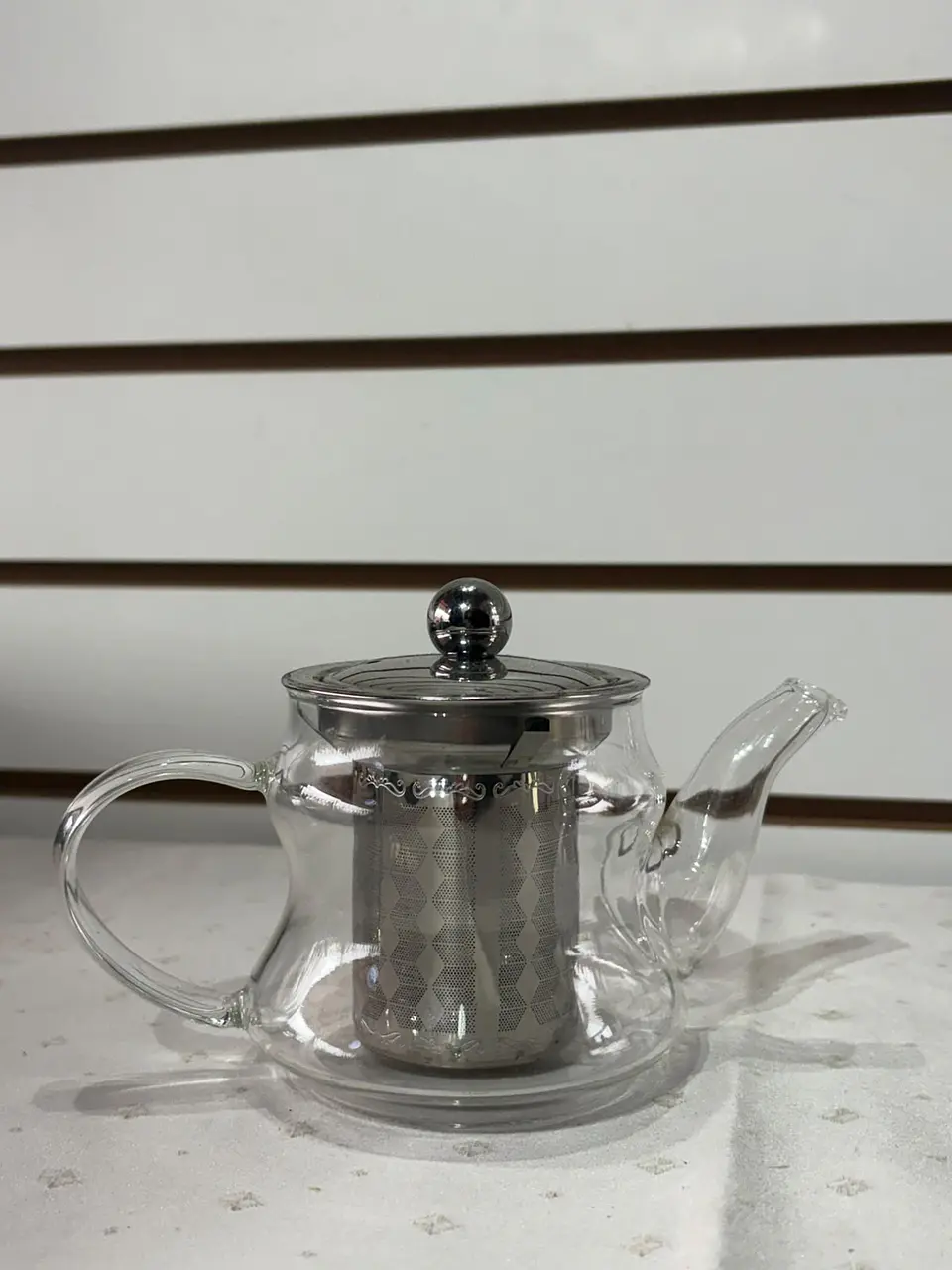 Tetera de vidrio con infusor de acero y mango de vidrio 1