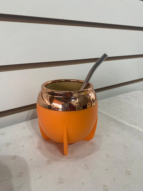 Mate moderno naranjo con base de patas y borde dorado