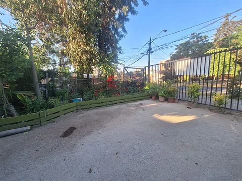   SE VENDE CASA AV PERU ESQUINA GERONIMO DE ALDARETE COMUNA DE LA FLORIDA