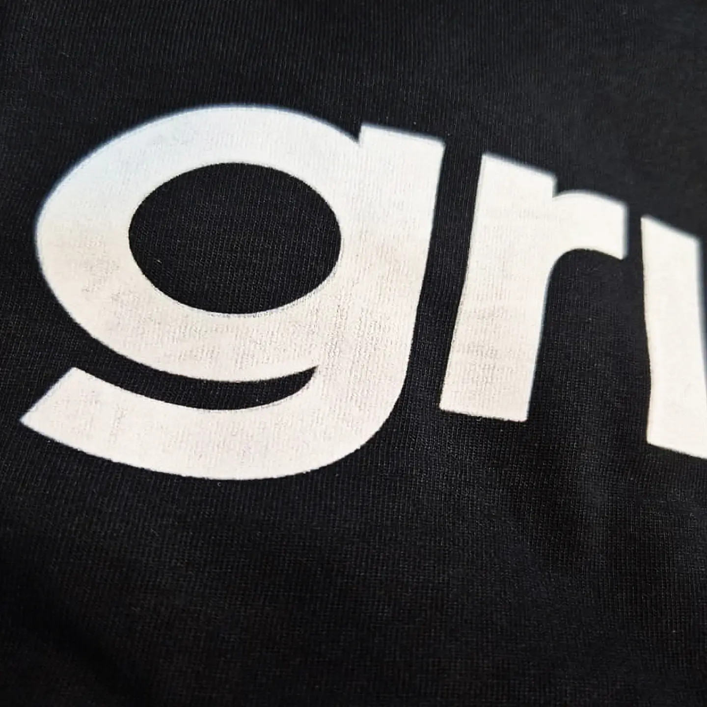 Polera Hombre Grizzly Griptape Lowercase Fadeaway Negro Letras Blancas 2