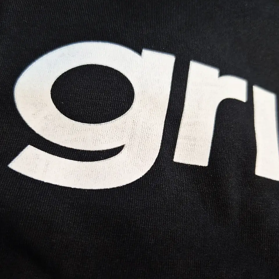 Polera Hombre Grizzly Griptape Lowercase Fadeaway Negro Letras Blancas 2