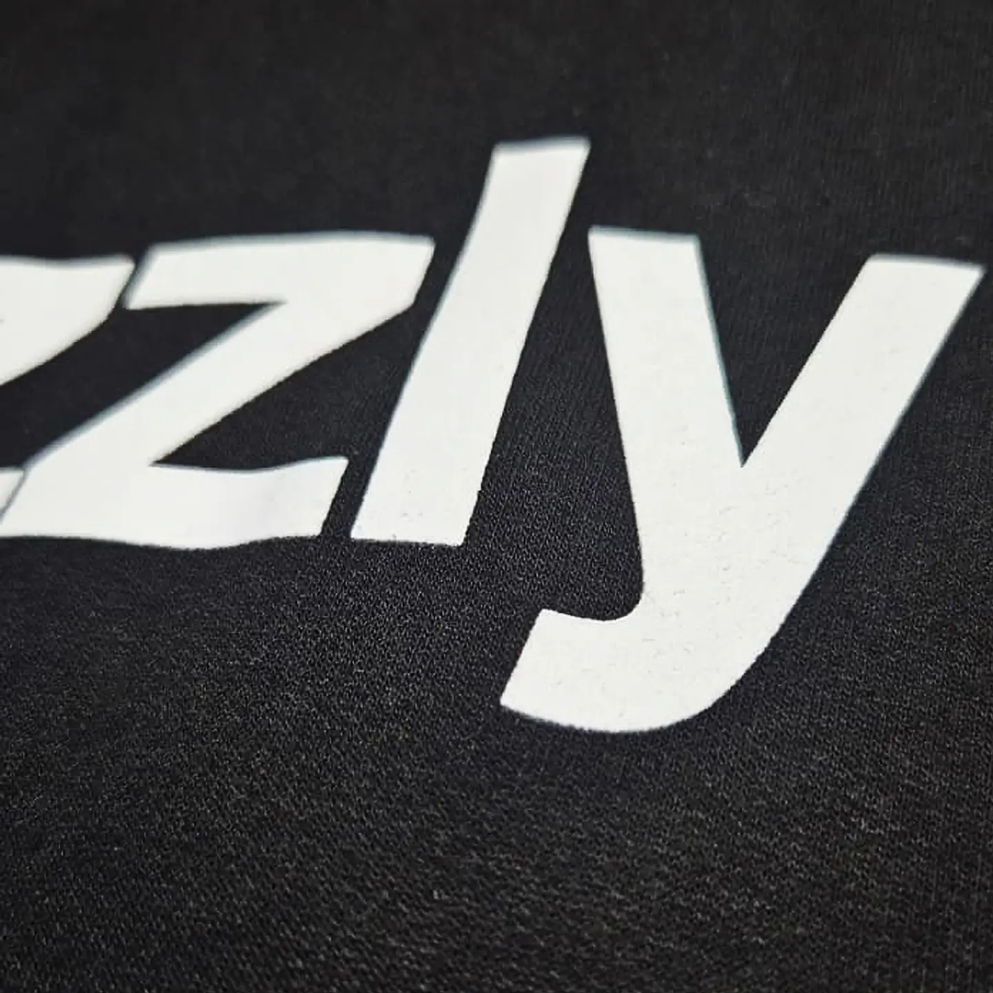 Polera Hombre Grizzly Griptape Lowercase Fadeaway Negro Letras Blancas 3
