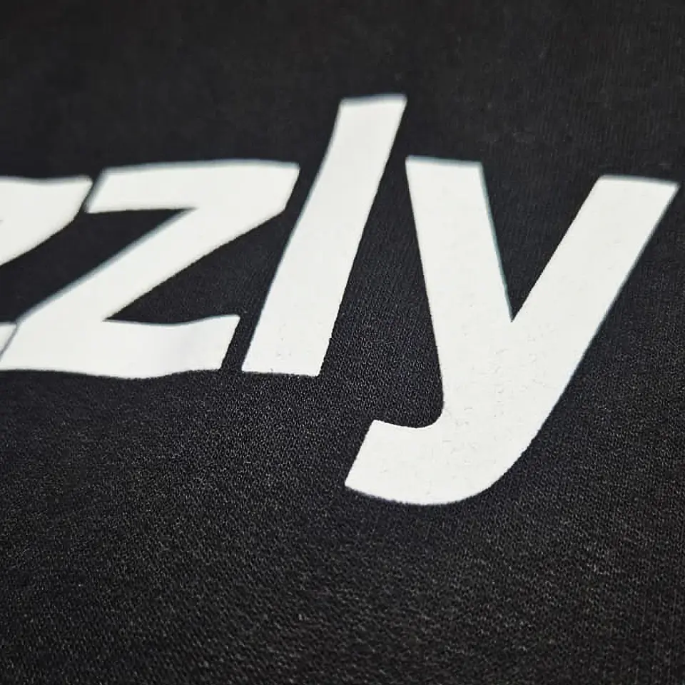 Polera Hombre Grizzly Griptape Lowercase Fadeaway Negro Letras Blancas 3