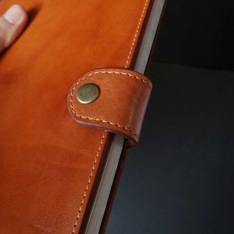 FUNDA DE CUERO PARA AGENDA BROCHE 2