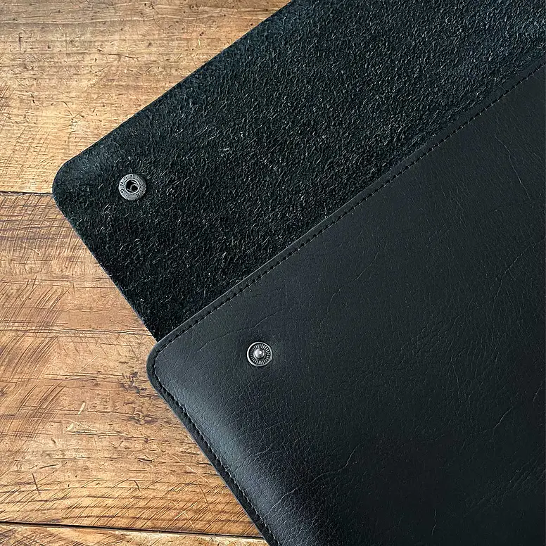 FUNDA CUERO ACOLCHADO PARA MACBOOK Y NOTEBOOK NEGRO 3