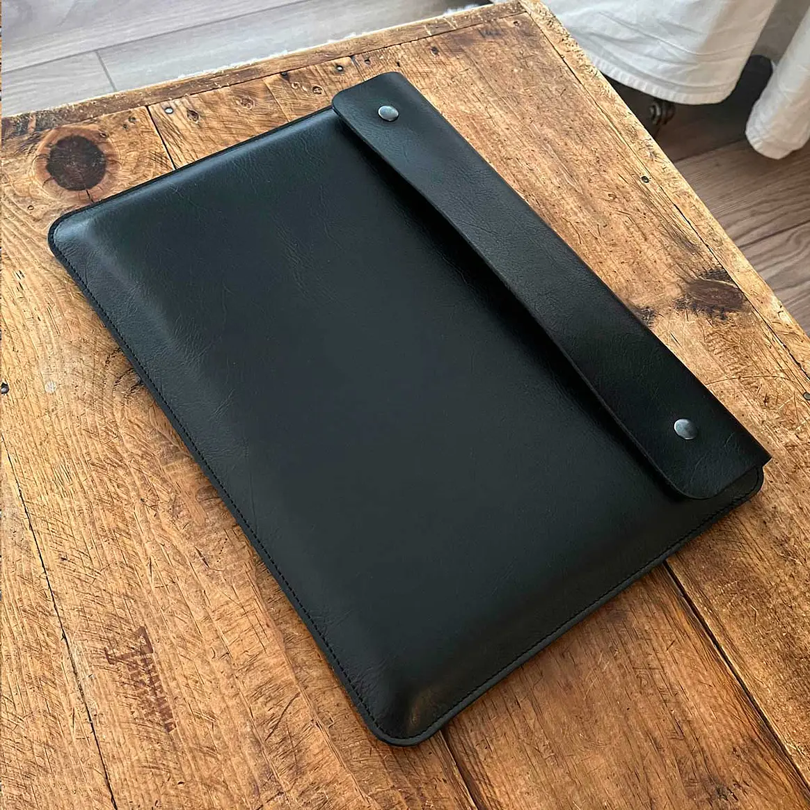 FUNDA CUERO ACOLCHADO PARA MACBOOK Y NOTEBOOK NEGRO 2