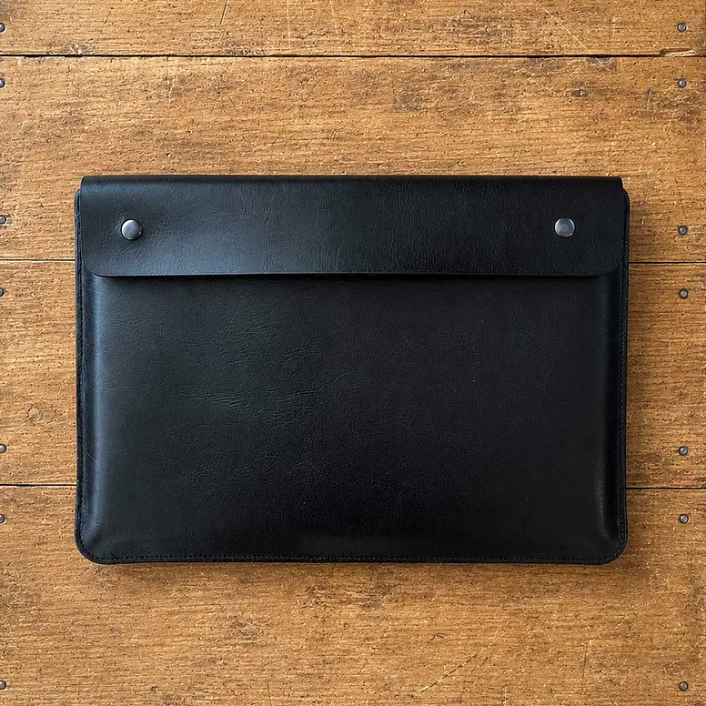 FUNDA CUERO ACOLCHADO PARA MACBOOK Y NOTEBOOK NEGRO 4