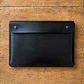 FUNDA CUERO ACOLCHADO PARA MACBOOK Y NOTEBOOK NEGRO - Miniatura 4