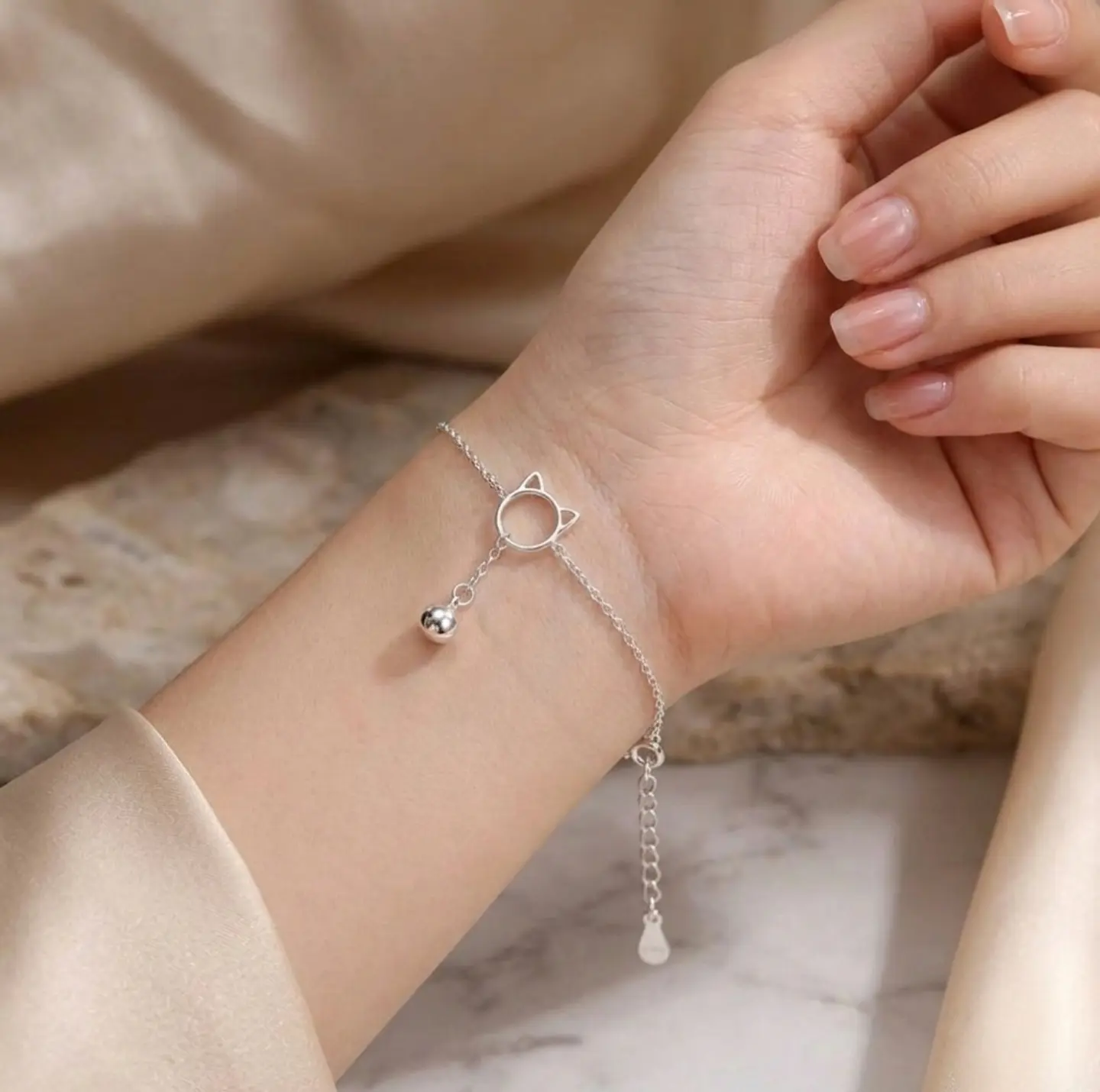 Pulsera de plata con cara y campana de gato 2