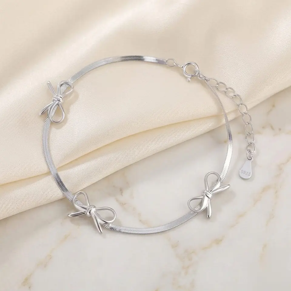 Pulsera plata delicada brillante con lazos 2