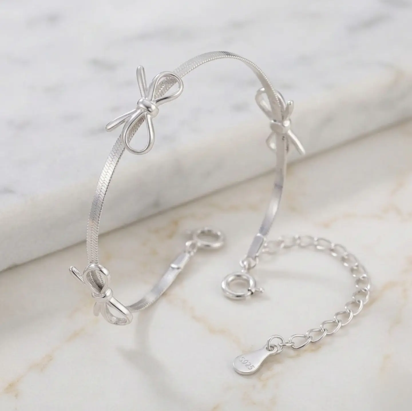 Pulsera plata delicada brillante con lazos 3