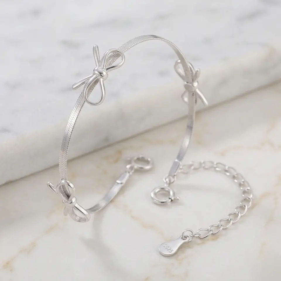 Pulsera plata delicada brillante con lazos 3