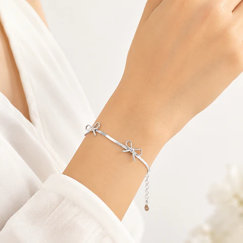 Pulsera plata delicada brillante con lazos