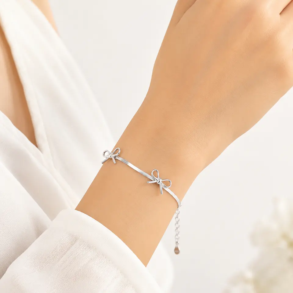 Pulsera plata delicada brillante con lazos 1