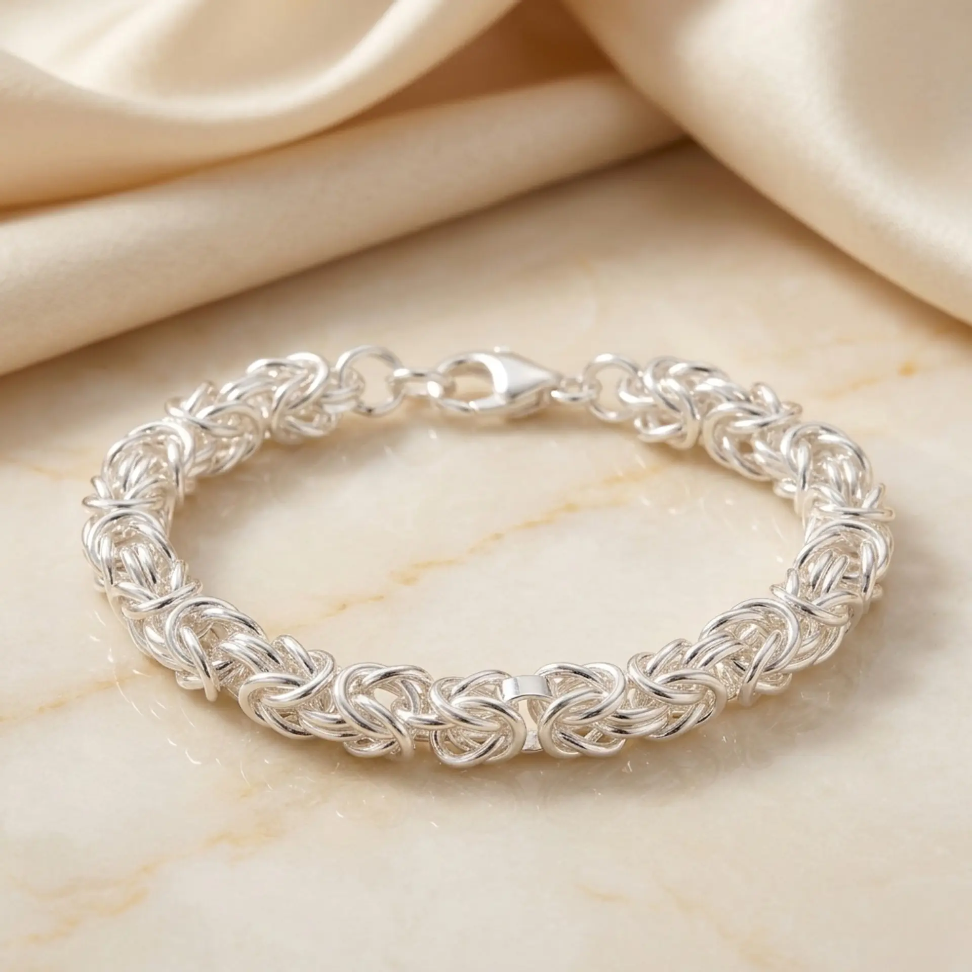 Pulsera plata circular con dijes 1