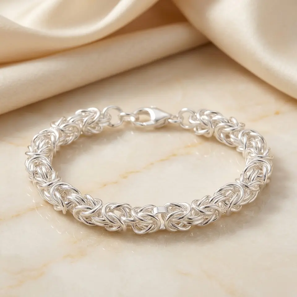 Pulsera plata circular con dijes 1