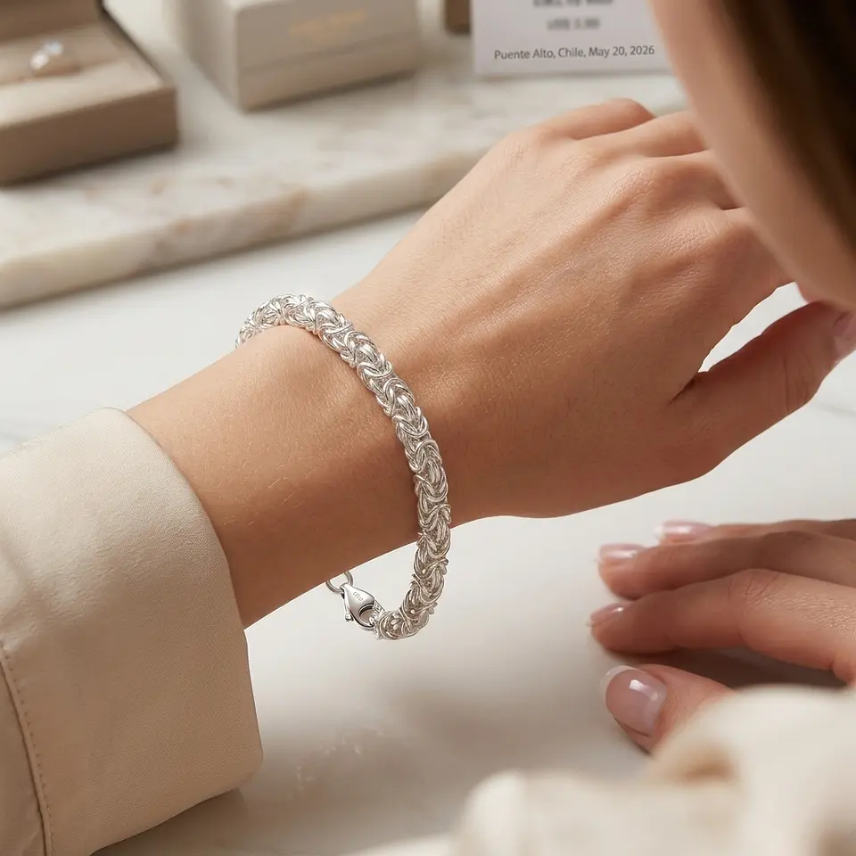 Pulsera plata circular con dijes 2