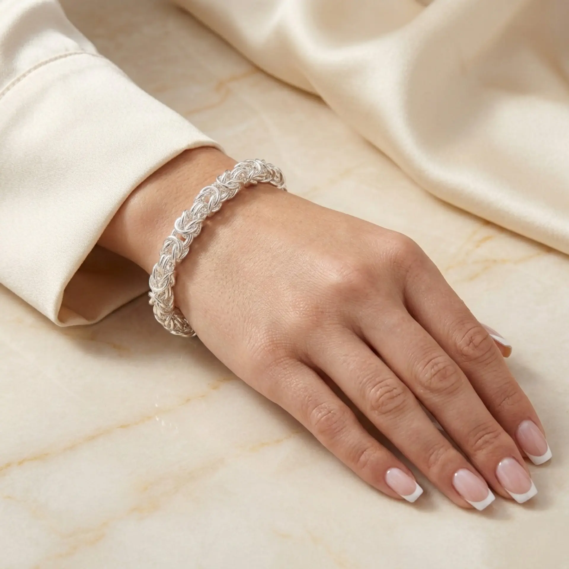 Pulsera plata circular con dijes 4
