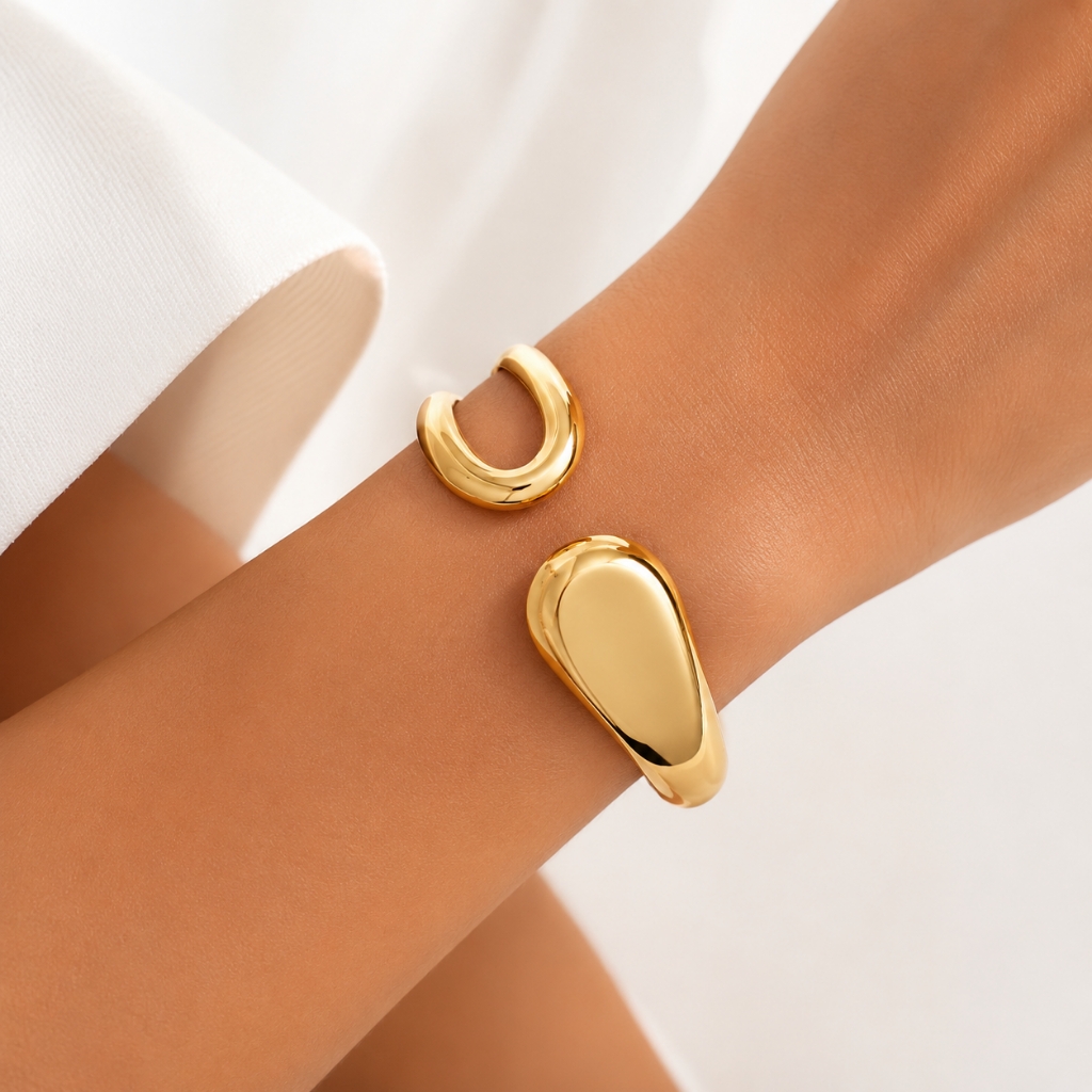 Pulsera dorada abierta geométrica 3