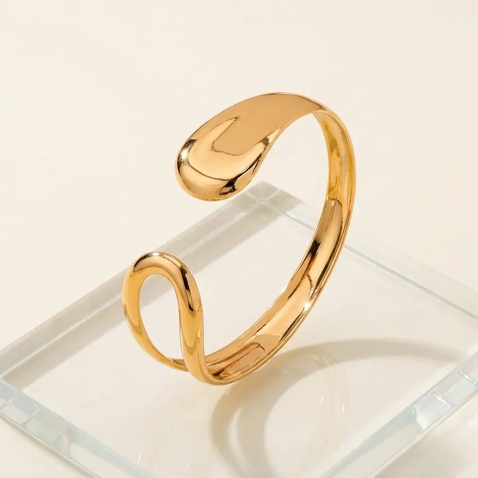 Pulsera dorada abierta geométrica 4