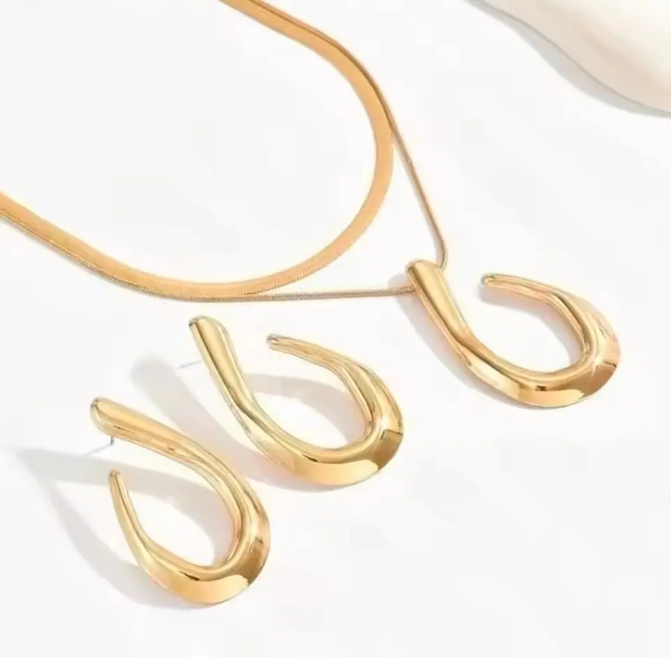 Conjunto dorado minimalista cosmopolita 3