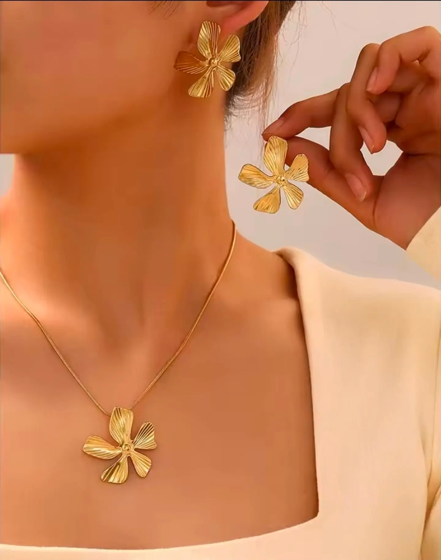 Conjunto dorado flor orgánica 1