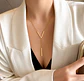 Collar dorado colgante en V con barra - Miniatura 2