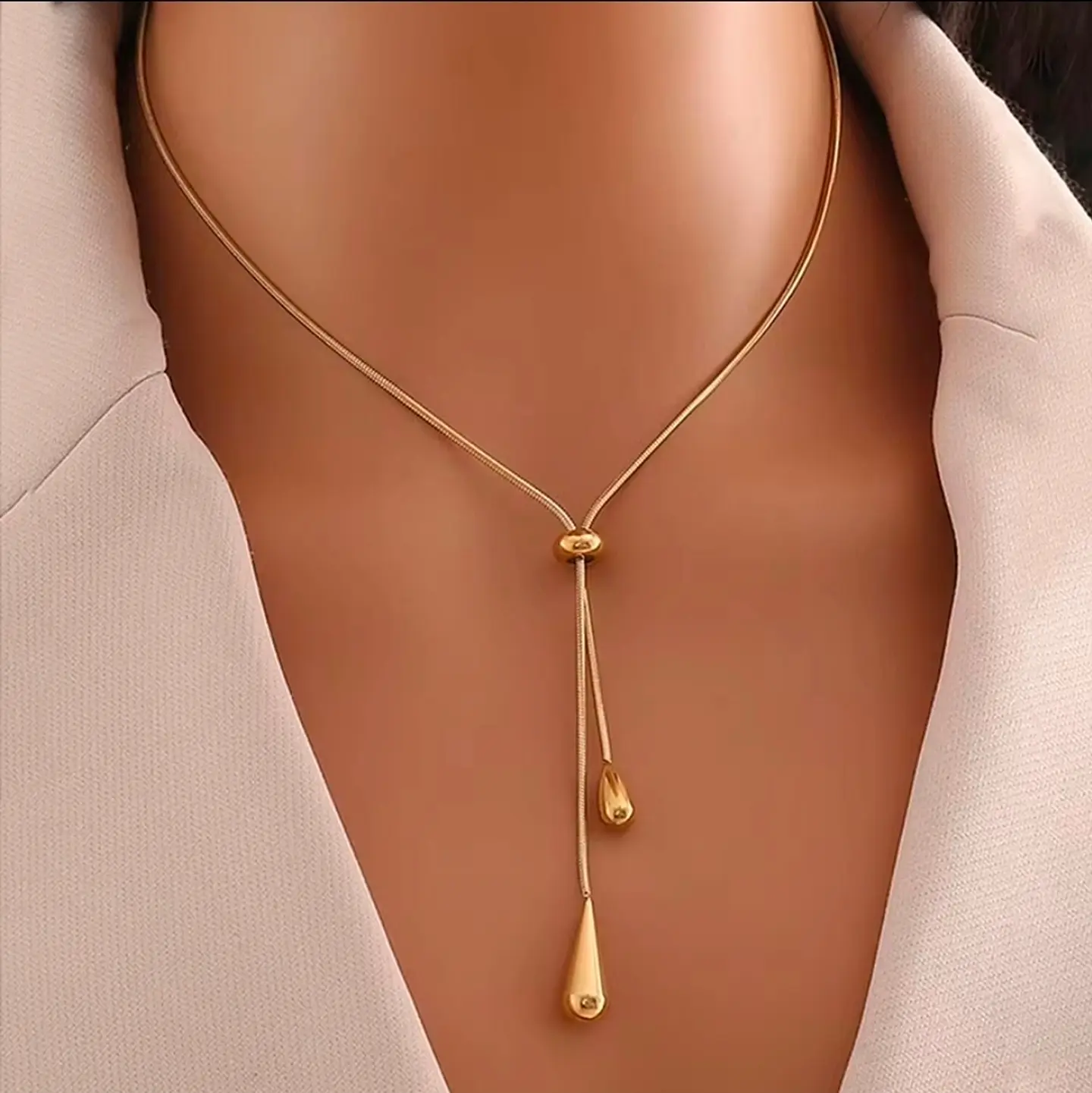 Collar lazo dorado con dijes de gota 3