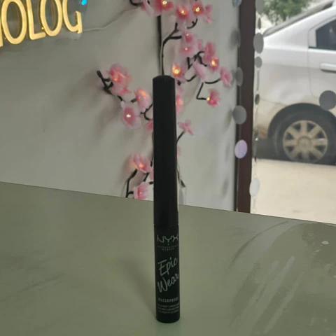 Delineador Epic Wear Metallic negro - NYX Professional Makeup