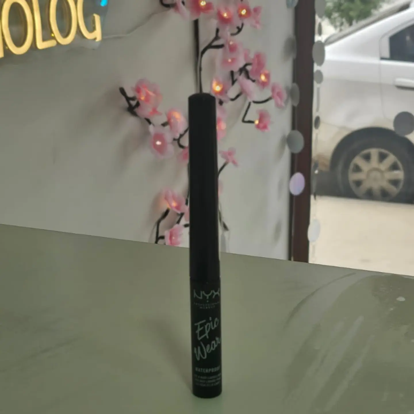 Delineador Epic Wear Metallic negro - NYX Professional Makeup 1