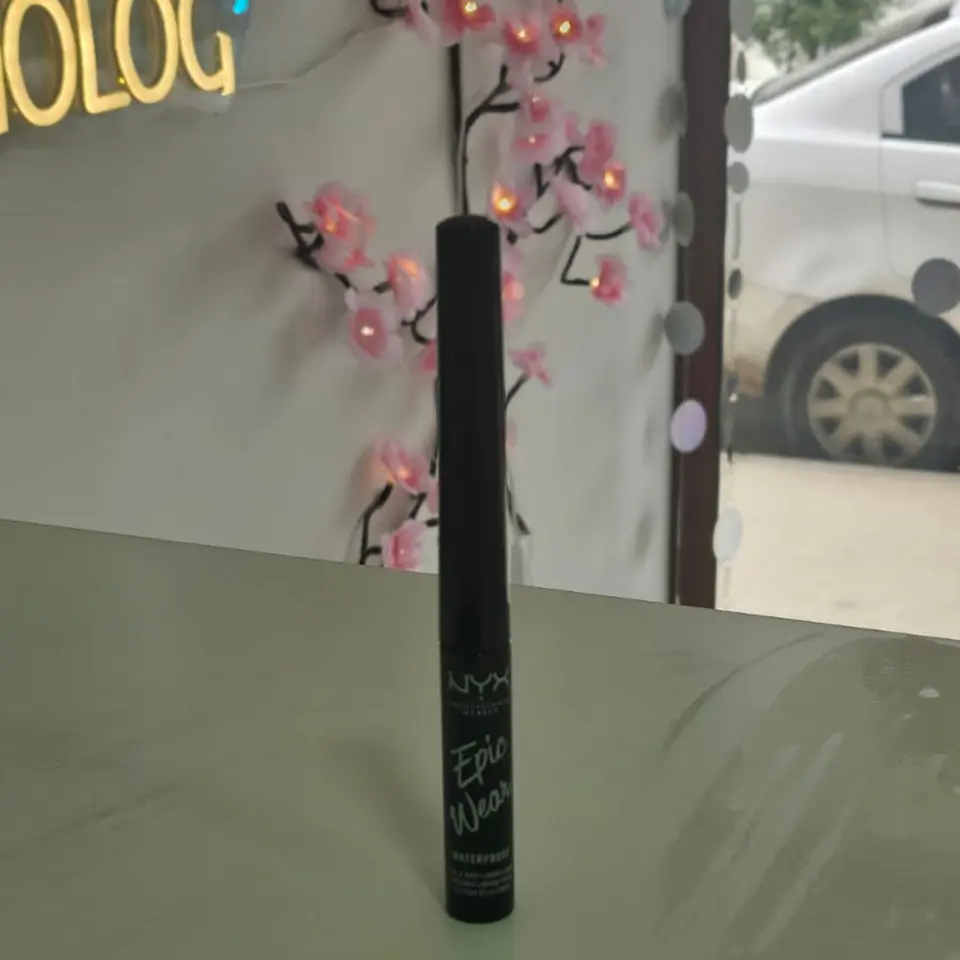 Delineador Epic Wear Metallic negro - NYX Professional Makeup 1