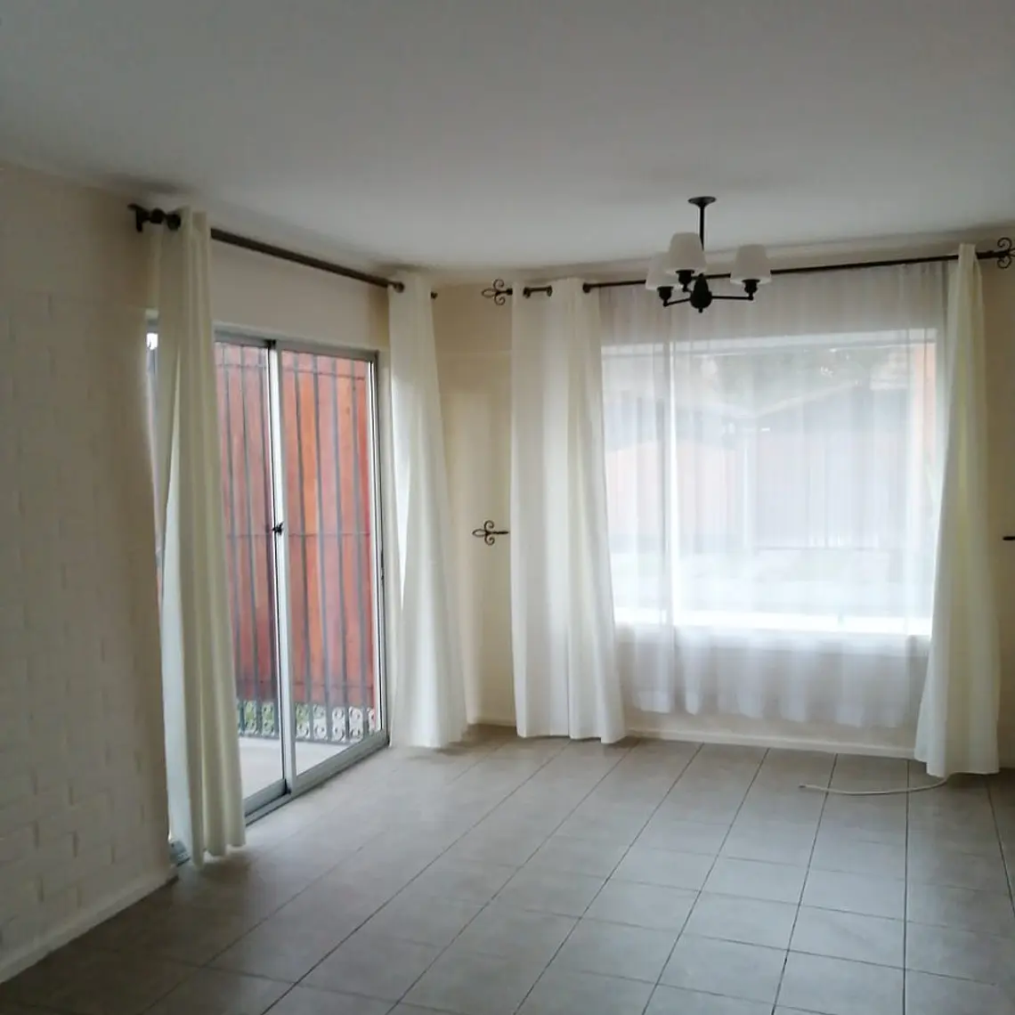 ARRIENDO BELLA Y GRANDE CASA EN CONDOMINIO EN LA CRUZ 3