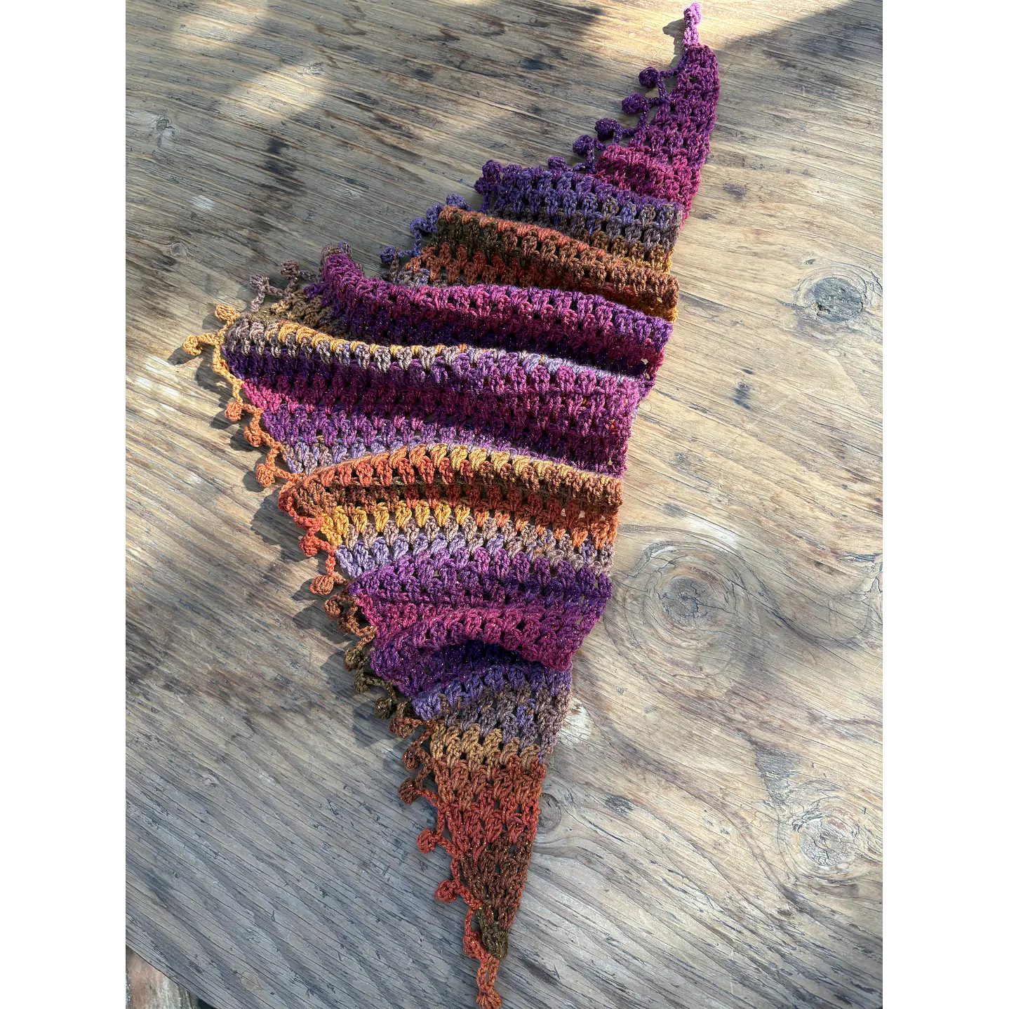 Pañuelo Brigitte crochet tonos morados y naranjos 2