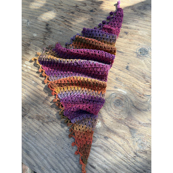 Pañuelo Brigitte crochet tonos morados y naranjos 2