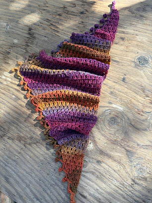 Pañuelo Brigitte crochet tonos morados y naranjos