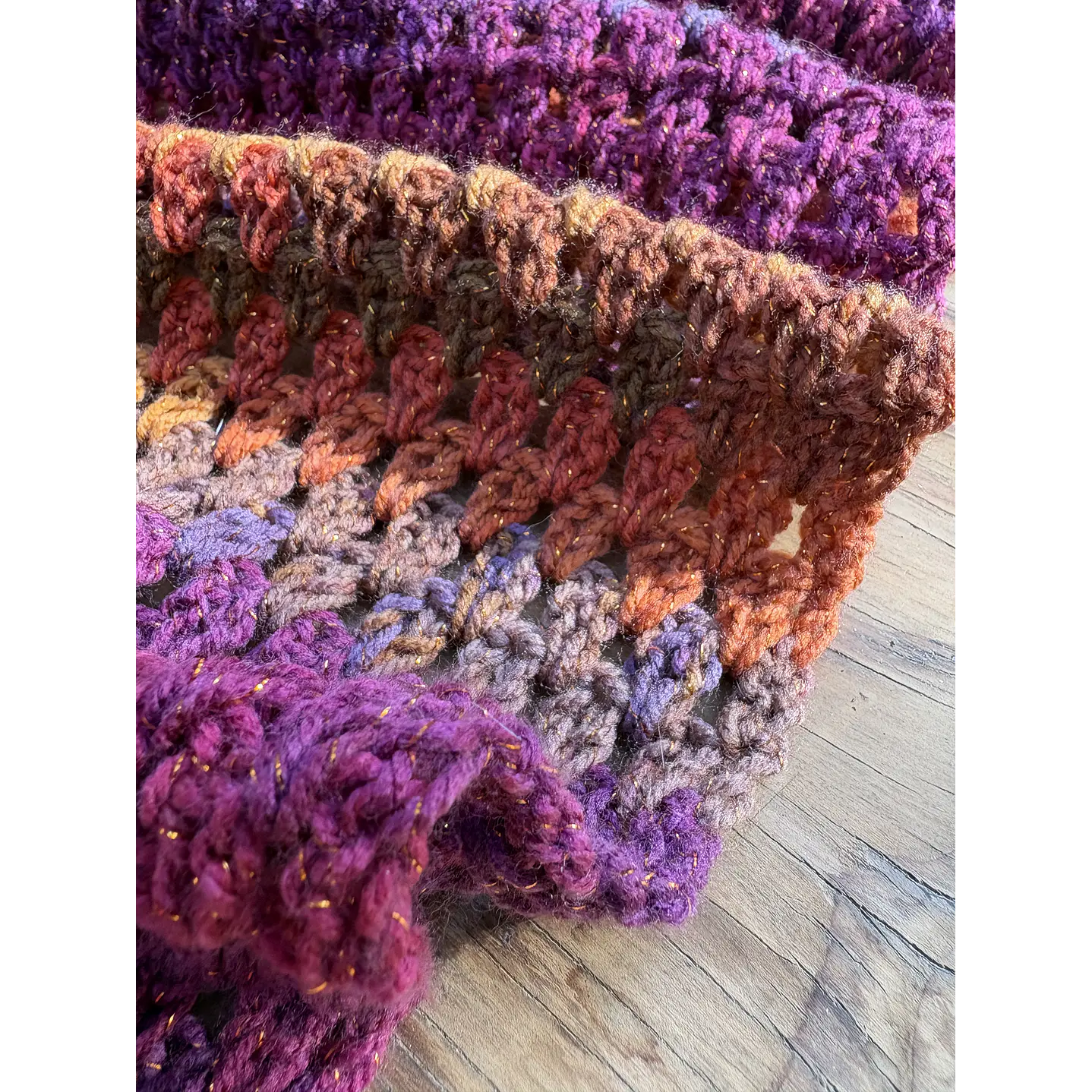 Pañuelo Brigitte crochet tonos morados y naranjos 3
