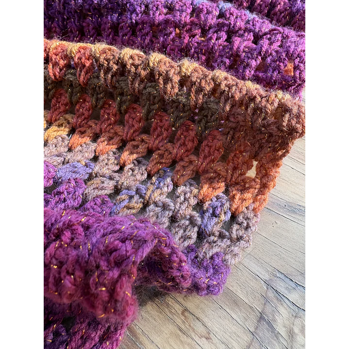 Pañuelo Brigitte crochet tonos morados y naranjos 3