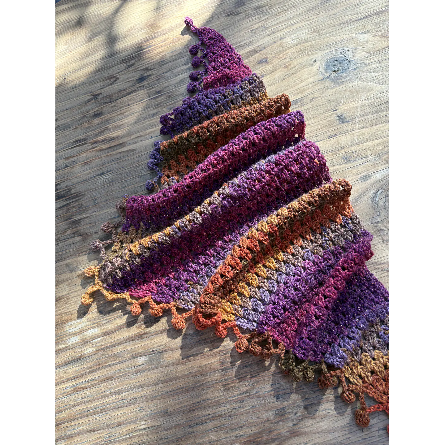 Pañuelo Brigitte crochet tonos morados y naranjos 1