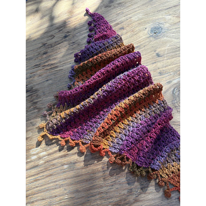 Pañuelo Brigitte crochet tonos morados y naranjos 1