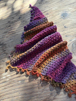 Pañuelo Brigitte crochet tonos morados y naranjos