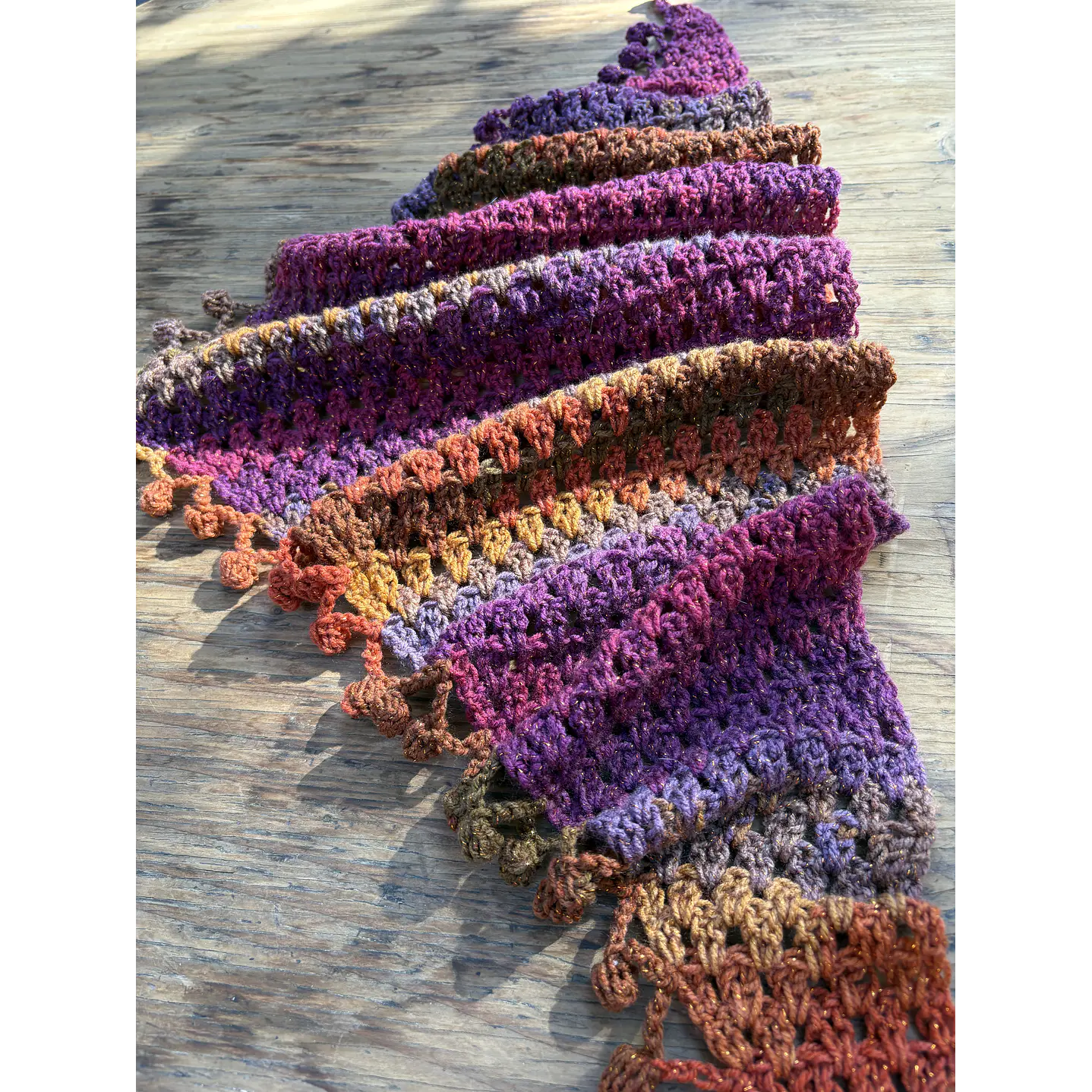 Pañuelo Brigitte crochet tonos morados y naranjos 4