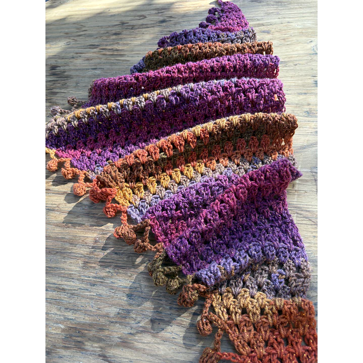 Pañuelo Brigitte crochet tonos morados y naranjos 4
