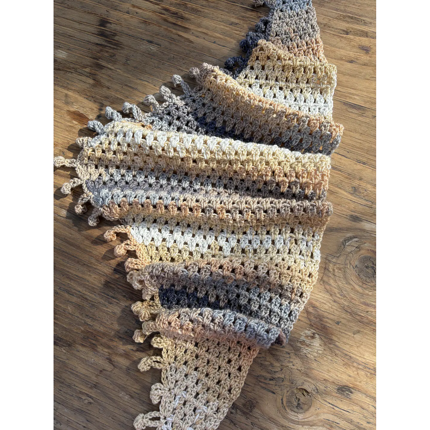 Pañuelo Brigitte crochet tonos beige y gris 1