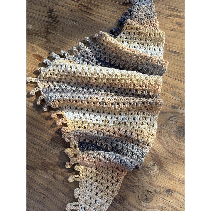 Pañuelo Brigitte crochet tonos beige y gris 1